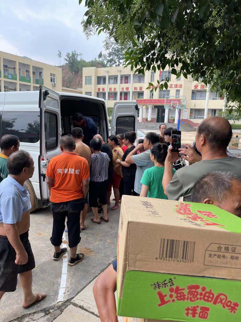 河南力威實(shí)業(yè)有限公司慰問洪災(zāi)群眾簡報