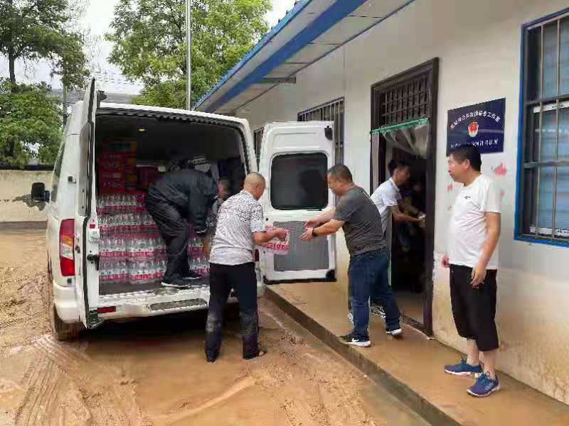 河南力威實(shí)業(yè)有限公司慰問洪災(zāi)群眾簡報